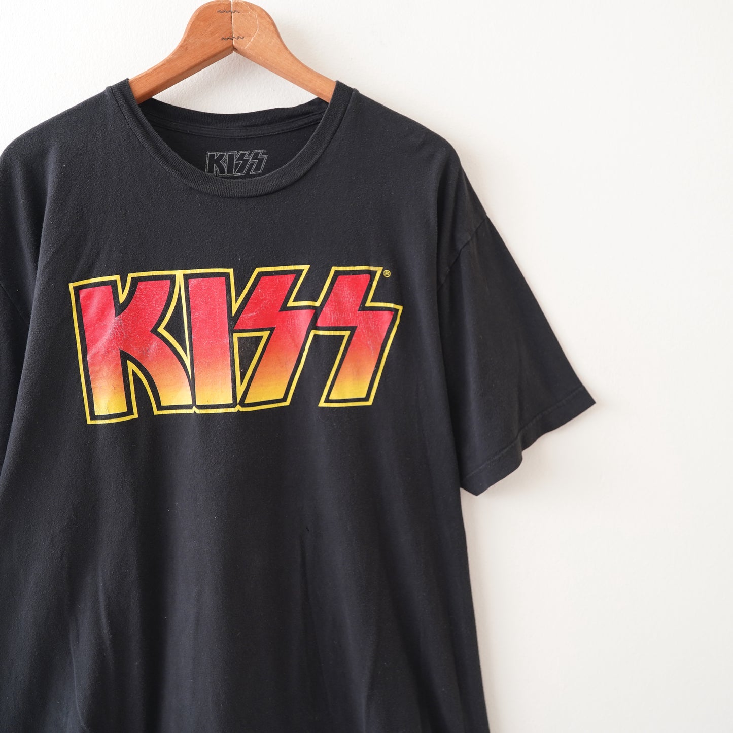 KISS tee