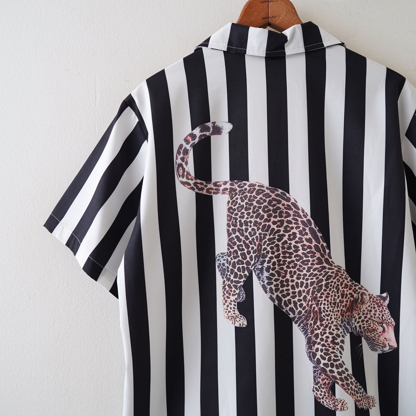 open coller stripe animal shirt