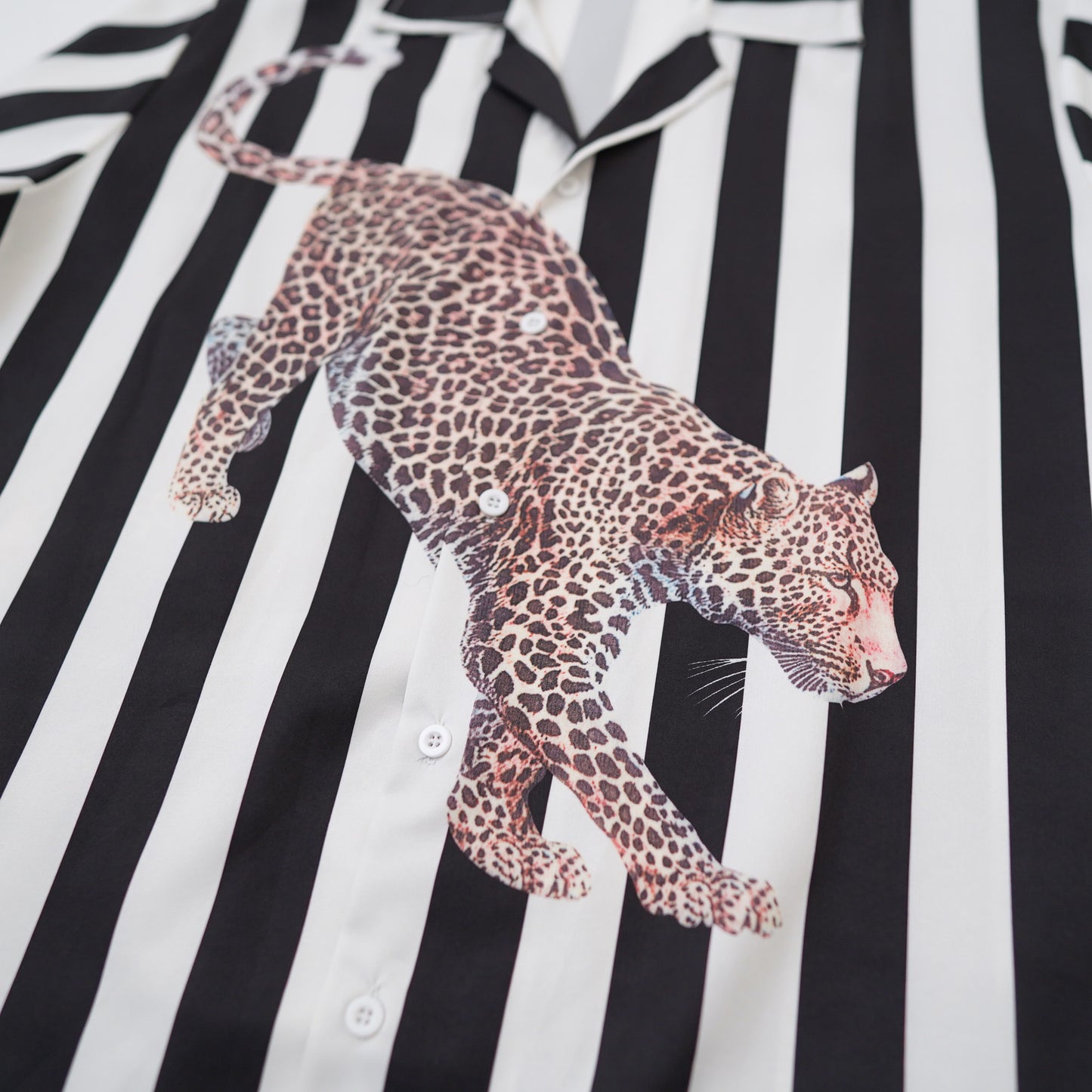open coller stripe animal shirt