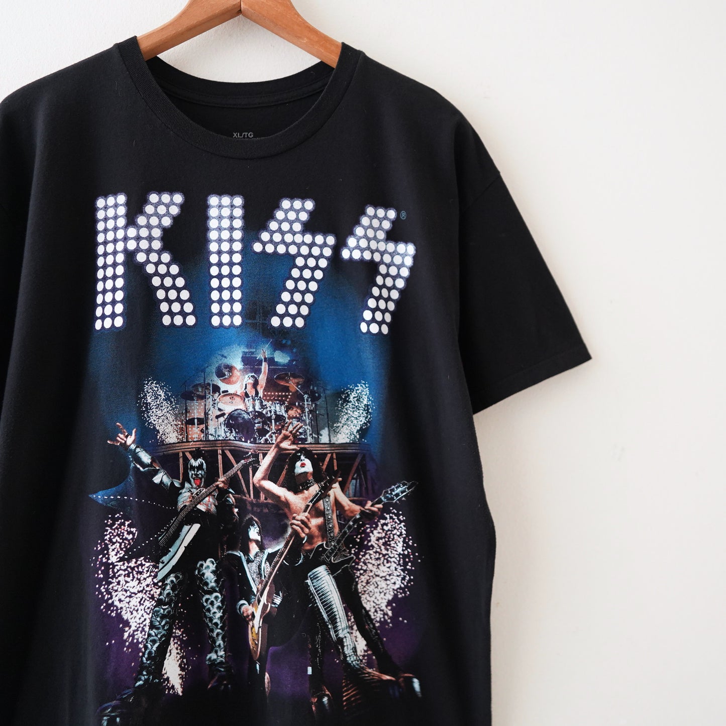 KISS tee