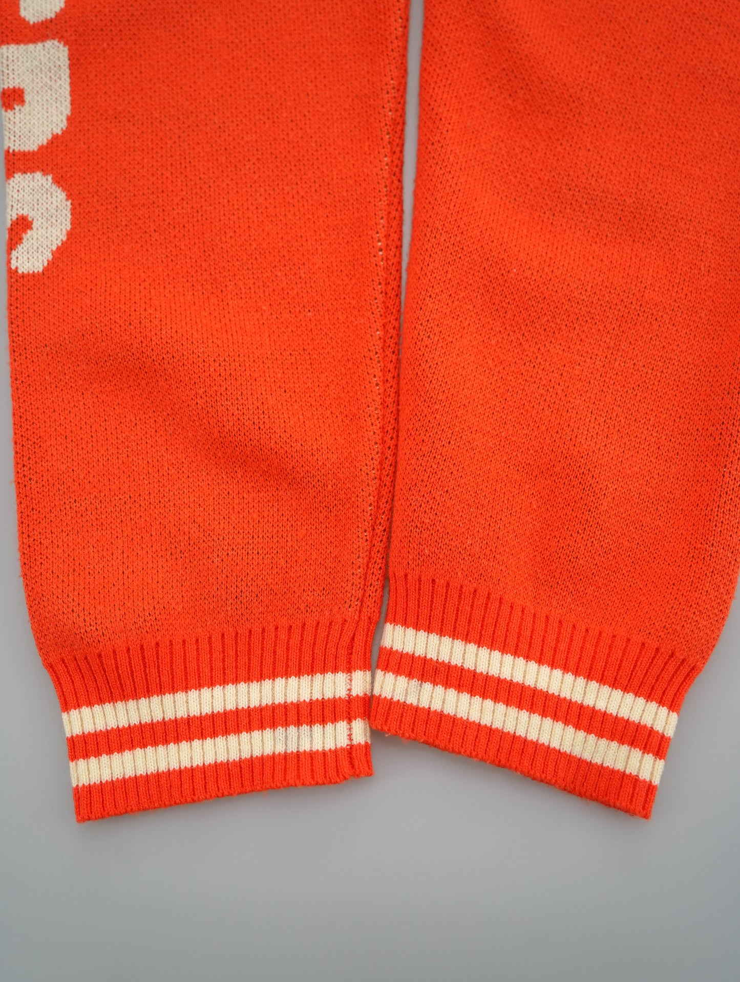 HOOTERS sweater