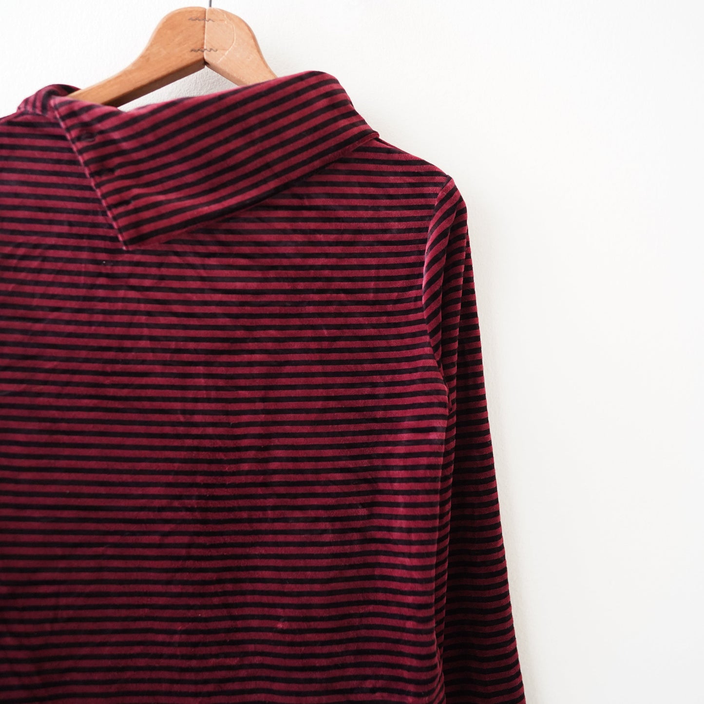 LAURA SCOTT velvet striped top