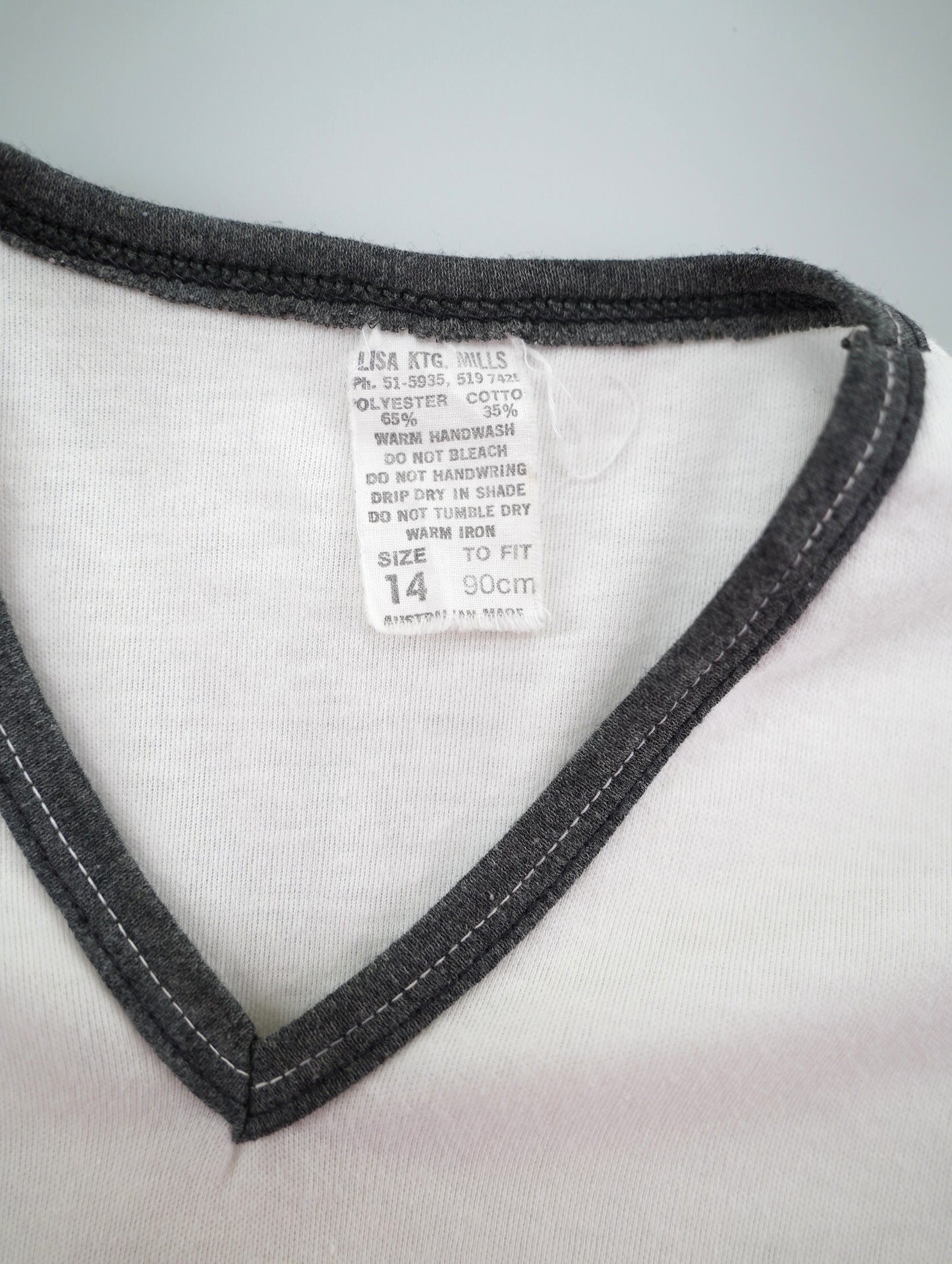 80s-90s print V-neck tee