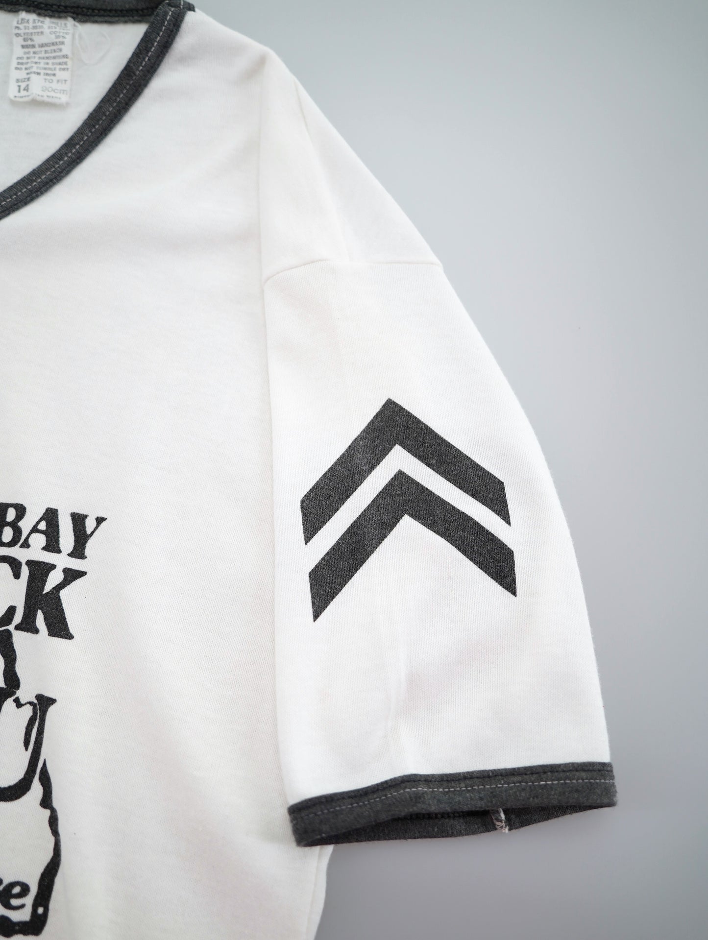 80s-90s print V-neck tee