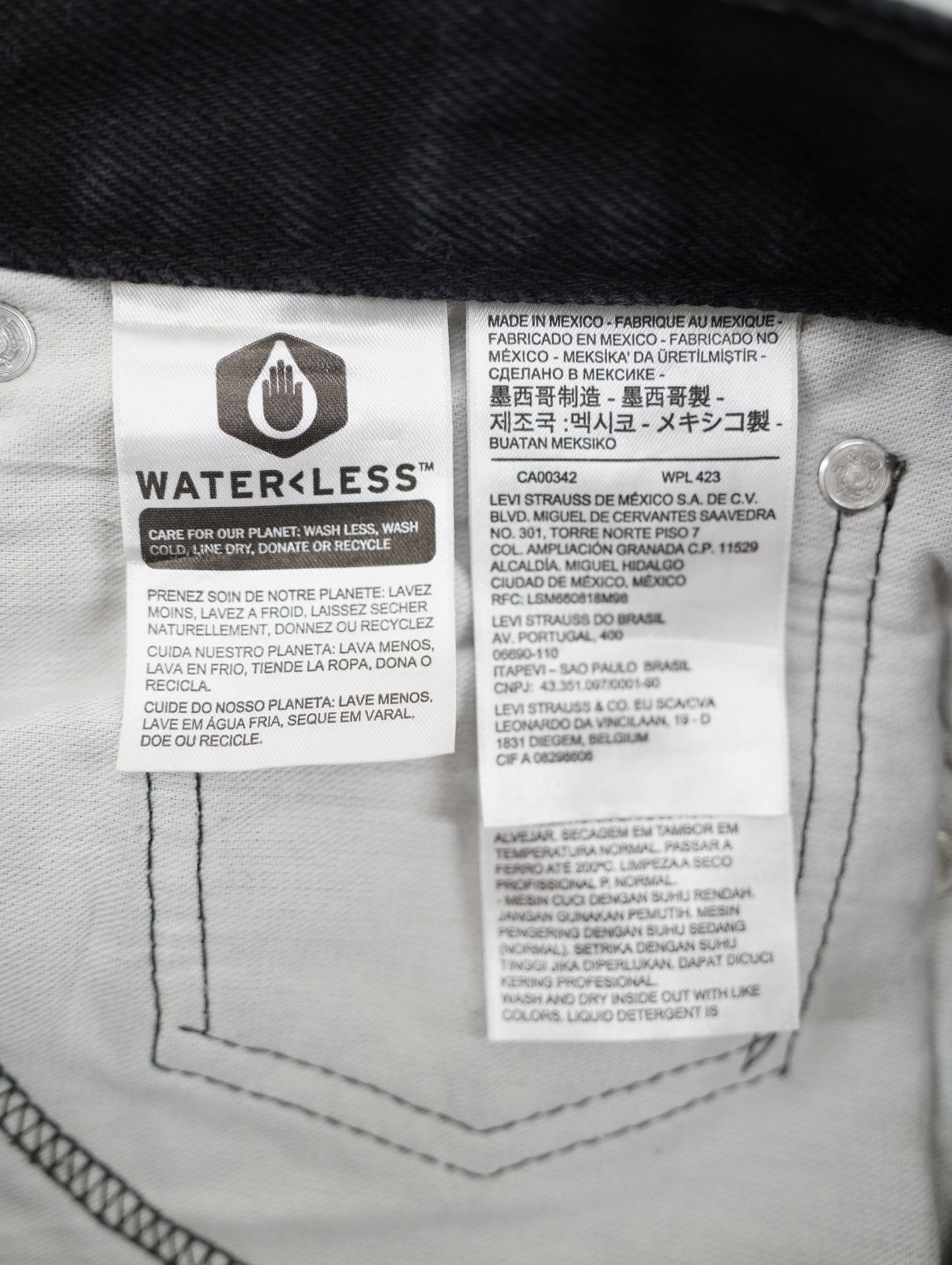 Levi's 550 black denim pants